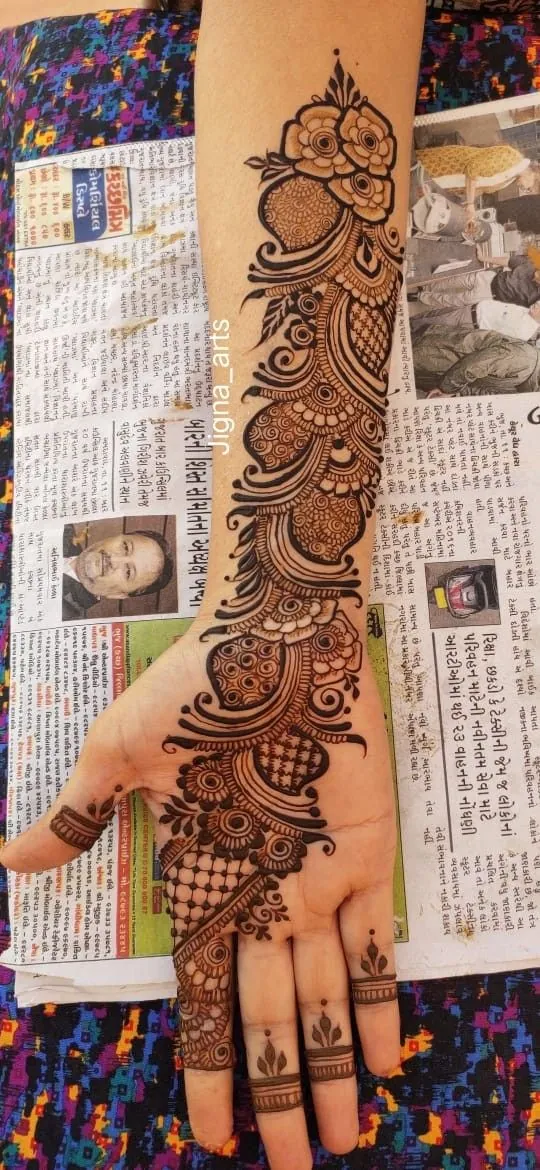 Elegant Arabic Mehndi Design #30