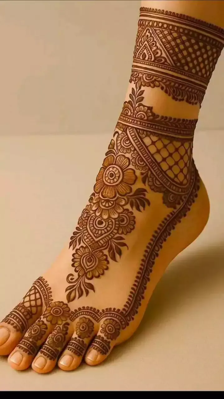 Classic Feet Mehndi Design #32