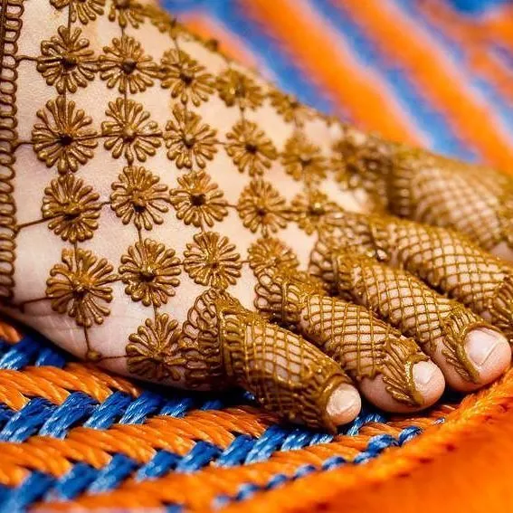 Trendy Simple Mehndi Design #286