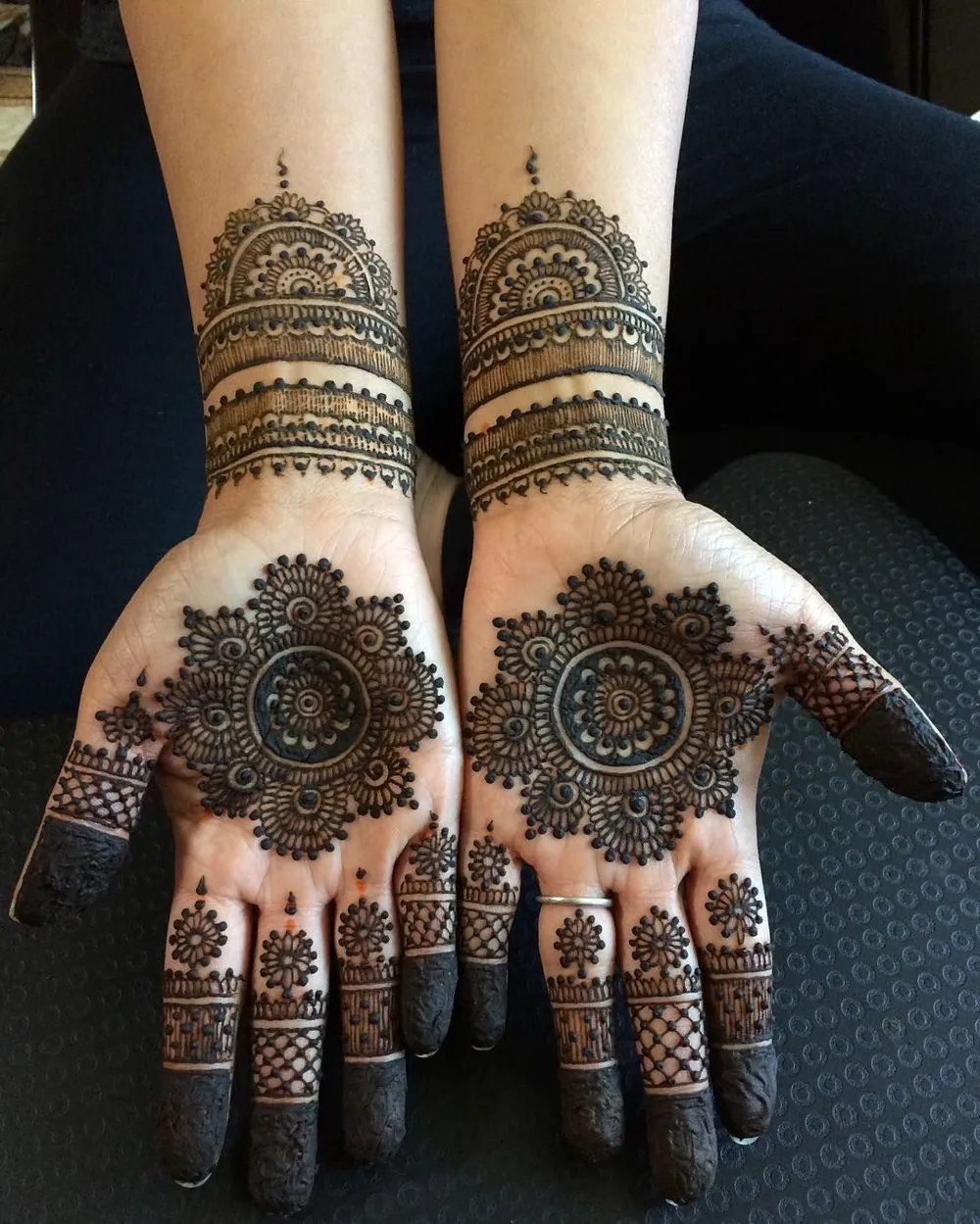 Stylish Simple Mehndi Design #293