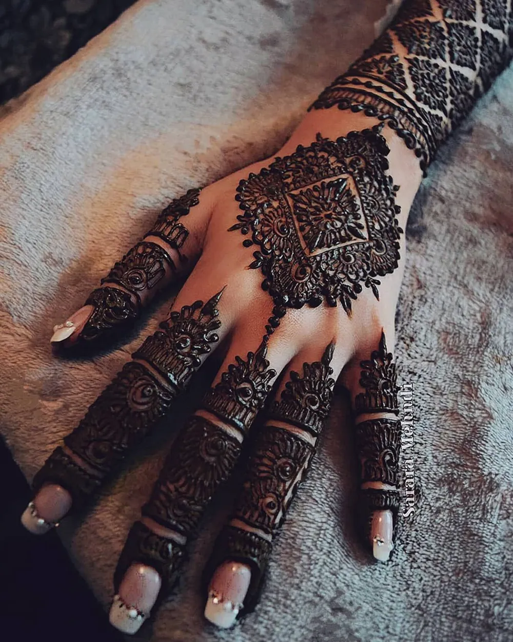Modern Simple Mehndi Design #301