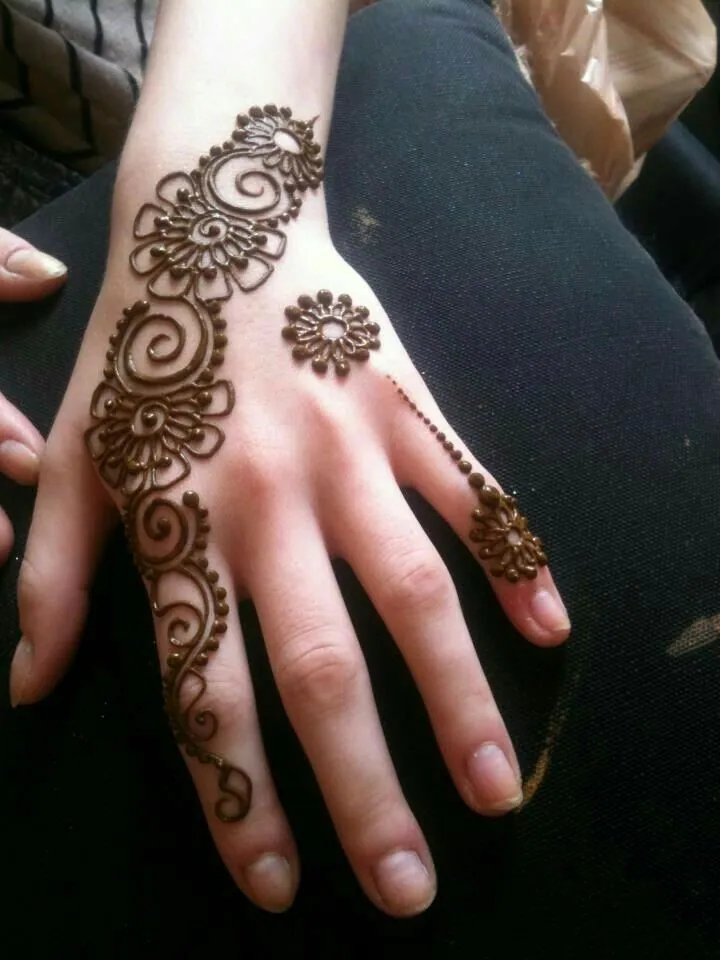 Stylish Simple Mehndi Design #303