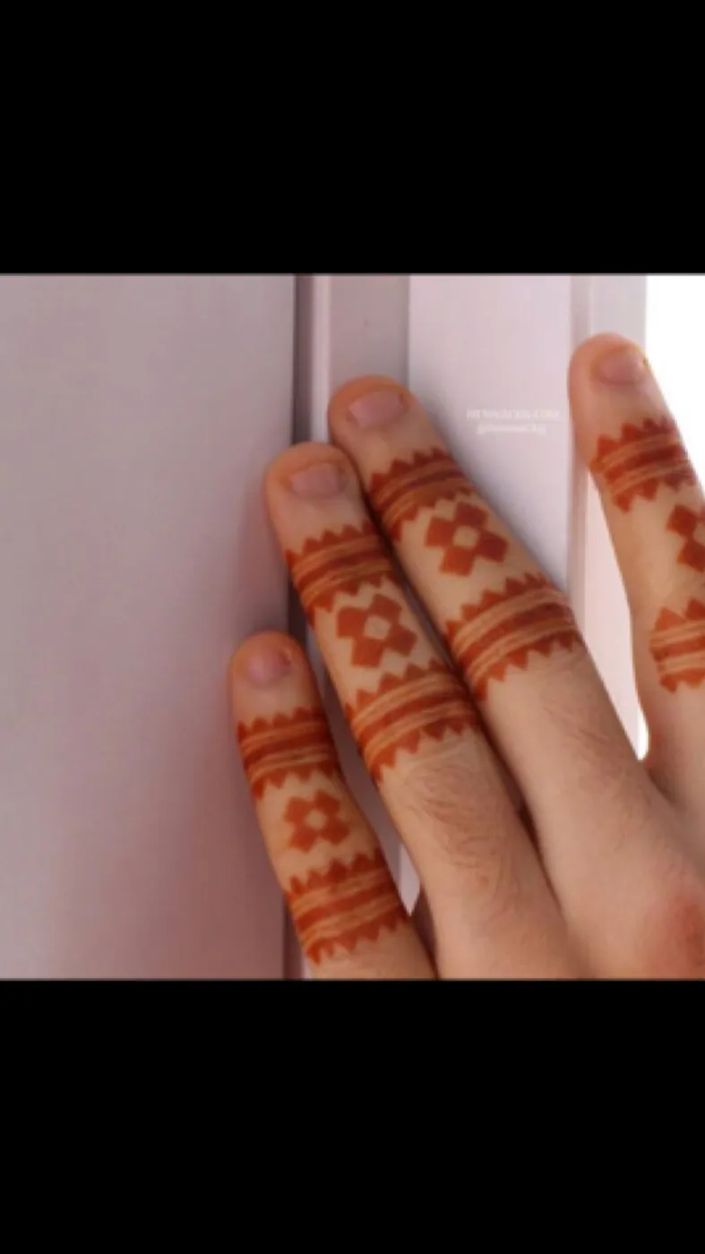 Stylish Simple Mehndi Design #323