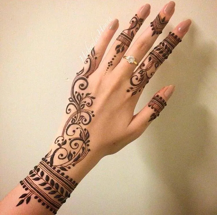 Stylish Simple Mehndi Design #343