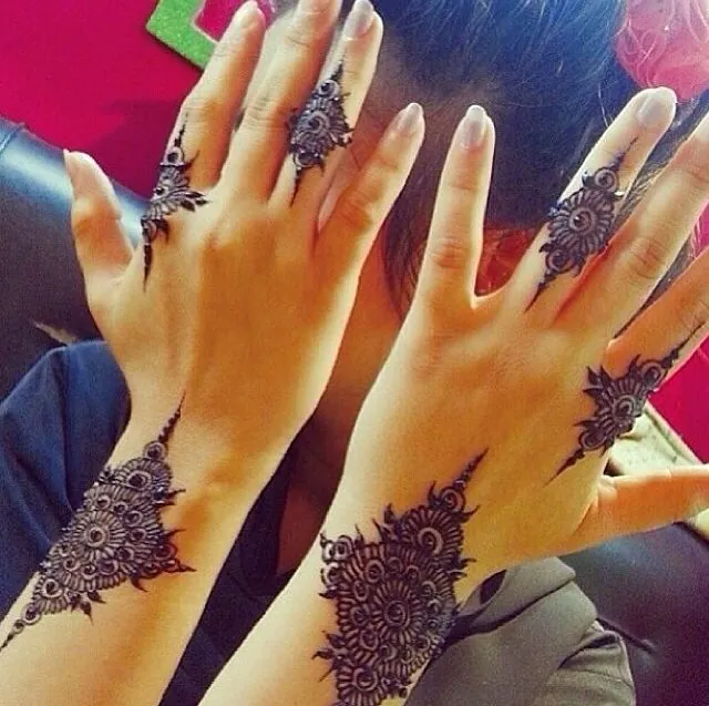 Charming Simple Mehndi Design #369