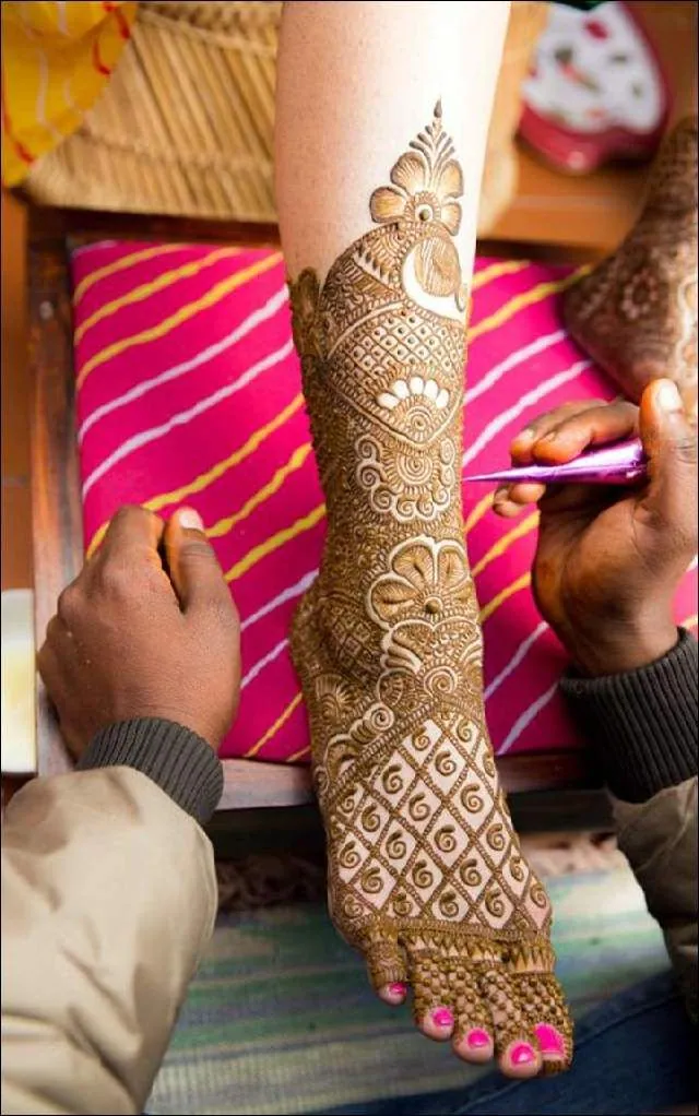 Modern Simple Mehndi Design #381