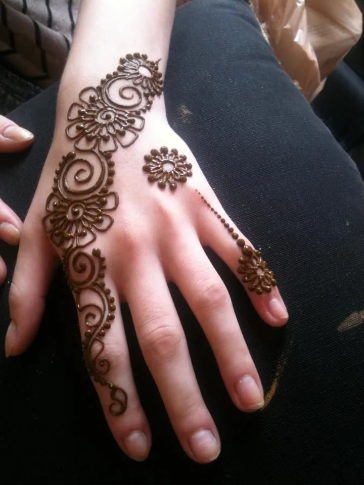 Charming Simple Mehndi Design #389