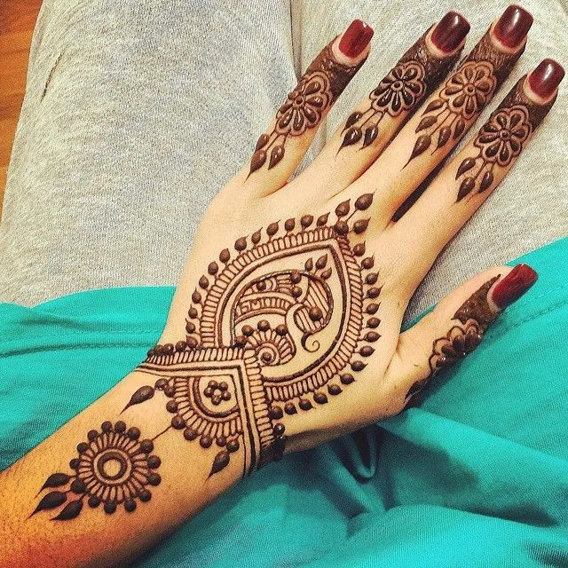 Charming Simple Mehndi Design #399